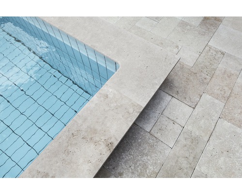 Detailansicht eines Pools mit Steinumrandung und Fliesenboden