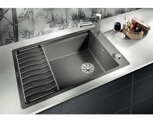 Spüle aus Verbundwerkstoff mit Abtropfgestell, Armatur und Abfluss