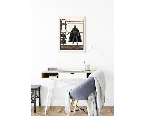 Dekoratives Zimmer mit einem Star Wars Kylo Ren Poster über einem Schreibtisch