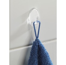 Transparenter Klebehaken mit blauem Handtuch an Fliesen