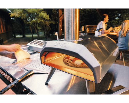 Ooni Pizzaofen mit Pizza im Garten