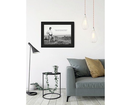 Wohnzimmer mit Sofa, Tischlampe, Hängelampen und gerahmtem Star Wars Poster