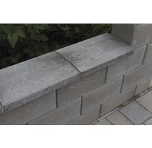 Mauer aus Betonsteinen mit Abdeckung