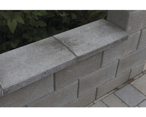 Mauer aus Betonsteinen mit Abdeckung