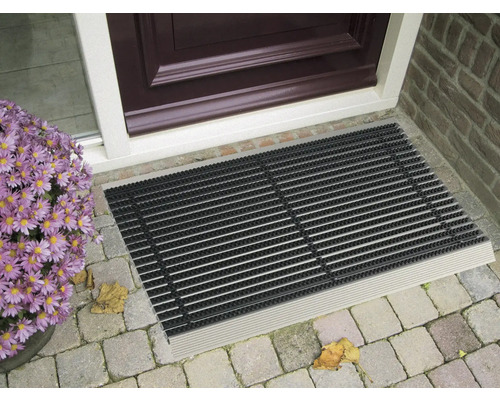 Schmutzfangmatte vor einer Haustür mit Blumen