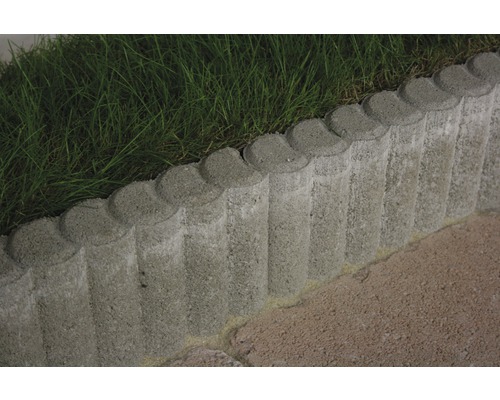 Beton Rasenkante mit Grün