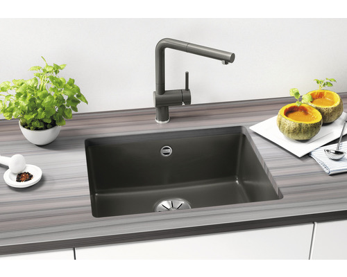 Spültisch mit Armatur auf einer Küchenarbeitsplatte