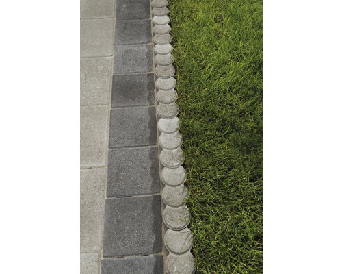 Pflastersteine und Rasenkantensteine neben Rasenfläche