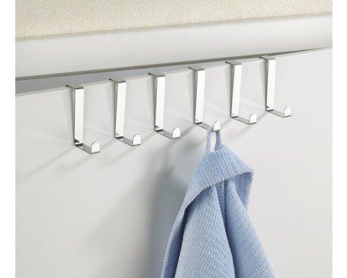 Türgarderobe mit sechs Haken und einem Handtuch