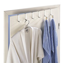 Türhakenleiste mit Bademantel und Handtüchern