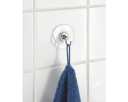 Handtuchhalter mit Saugnapf und blauem Handtuch an der Wand