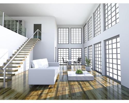 Helles Wohnzimmer mit Treppe, Sofa, Tisch und großen Fenstern.