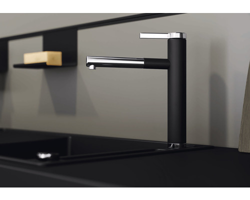 Küchenarmatur mit schwarzem Sockel und verchromtem Auslauf