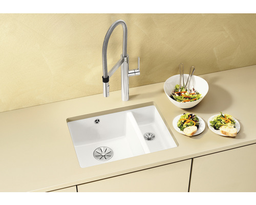 Küchenszene mit Spüle, Armatur und Speisen