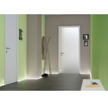 Flur mit zwei Innentüren, Garderobe und LED-Beleuchtung