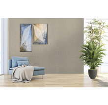 Wohnzimmer mit Sofa, Zimmerpflanze und Wandbildern