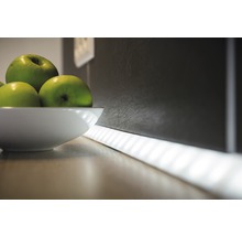 Dekorative Küchenszene mit LED-Lichtleiste und einer Schale mit Äpfeln