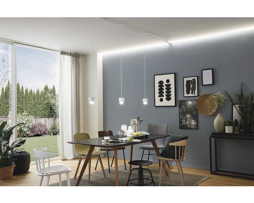 Esszimmer mit Esstisch, Stühlen, Hängeleuchten und Deckenschiene