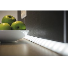 Dekorative Küchenszene mit LED-Leiste, Spüle und Obstschale