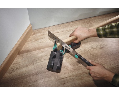 Gehrungssäge im Einsatz zum Sägen eines Holzstücks
