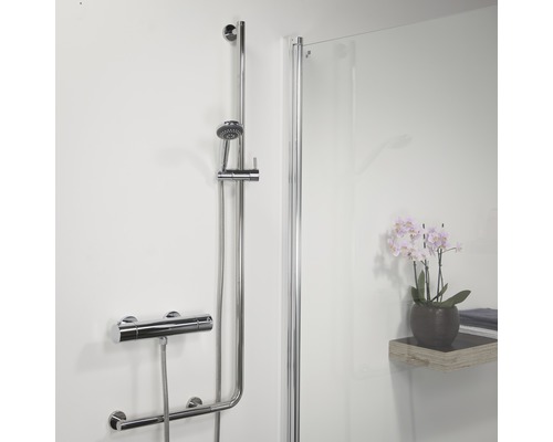 Duscharmatur mit Thermostat, Brausestange und Duschabtrennung im Badezimmer