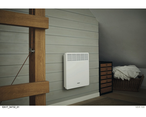 Ein weißer Vaillant Heizkörper hängt an einer Wand in einem Dachzimmer.