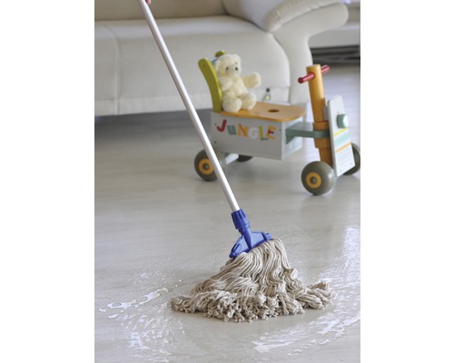Bodenreinigung mit Mopp im Wohnzimmer