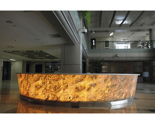 Empfangstresen mit beleuchteter Marmoroptik im Innenraum