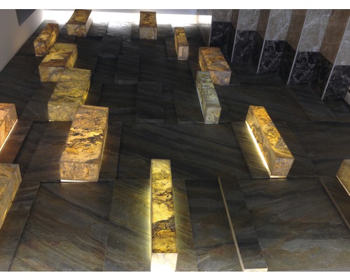 Dekorative Wandgestaltung mit Steinpaneelen und Beleuchtungselementen.