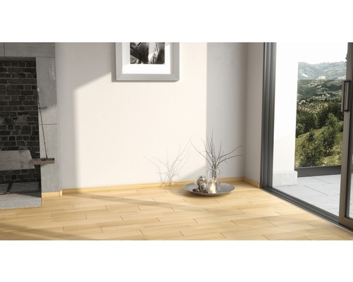 Heller Raum mit Holzboden, Kamin und Terrassentür