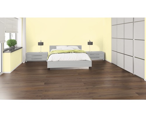 Schlafzimmer mit Bett, Nachttischen, Lampen, Schrank und Holzboden