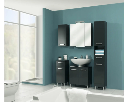 Badezimmer mit Waschbecken, Spiegelschrank und Badmöbeln
