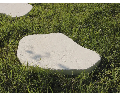 Trittplatte aus Beton auf Rasen