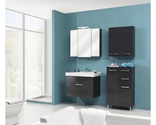 Badezimmer mit Waschbecken, Spiegelschrank und Schrank