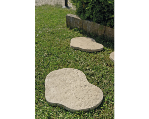 Trittplatten aus Beton im Garten