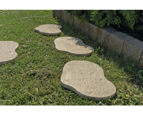 Trittplatten aus Beton im Garten auf Rasen