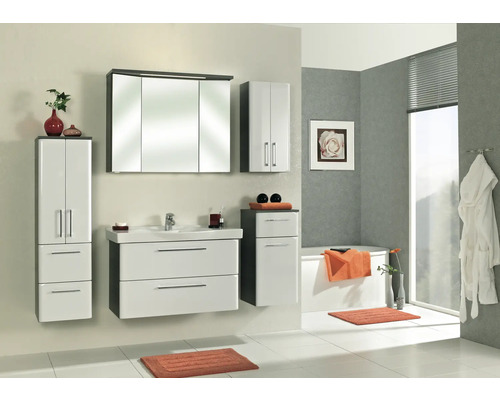 Modernes Badezimmerensemble mit Waschtisch, Spiegelschrank und Hochschrank