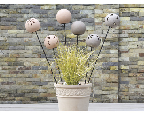 Dekorative Gartenstecker mit Kugelaufsätzen in einem Blumentopf