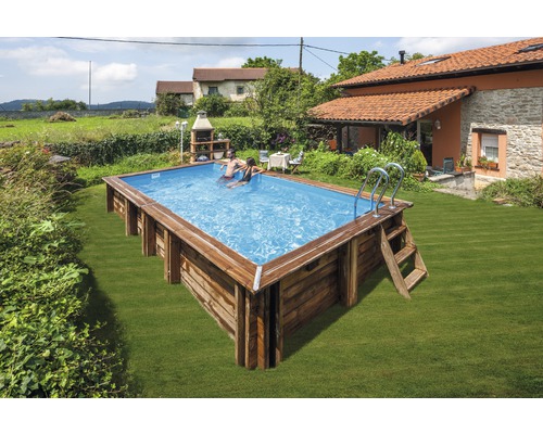Holzpool mit zwei Personen im Garten