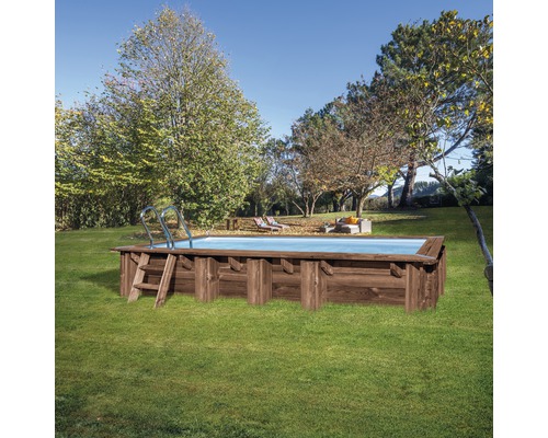 Rechteckiger Holzpool mit Leiter im Garten