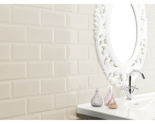 Badezimmer mit Keramikfliesen, Waschbecken und Spiegel