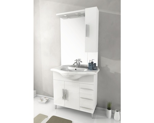 Badezimmer mit weißem Waschtisch, Spiegelschrank und Beleuchtung für eine helle und organisierte Atmosphäre.