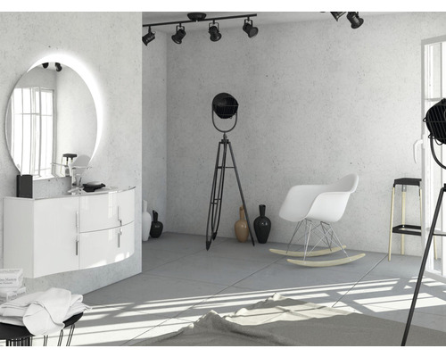 Badezimmer mit Waschtisch, Spiegel, Leuchten, Stuhl und Dekoration
