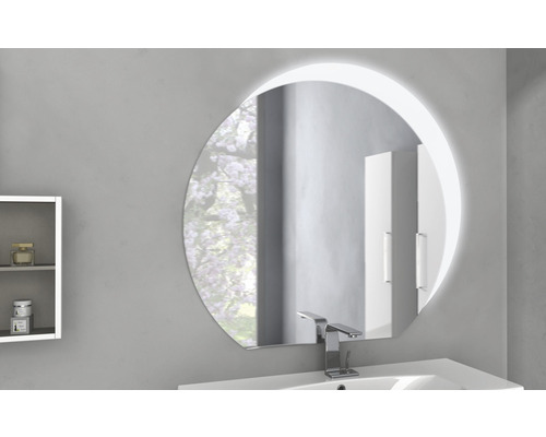 Modernes Badezimmer mit beleuchtetem, kreisförmigem Spiegel über einem Waschbecken