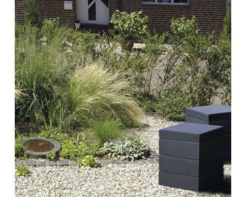Garten mit bepflanzten Hochbeeten und Ziergras