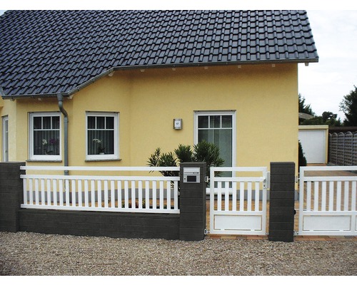 Haus mit Gartenzaun und Toranlage