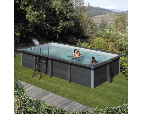 Rechteckiger Gartenpool mit Holzverkleidung und Poolleiter im Garten