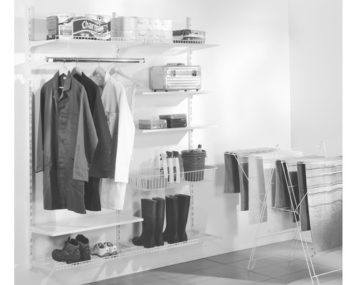 Regalsystem mit Kleidung, Schuhen, Reinigungsmitteln und Wäscheständer