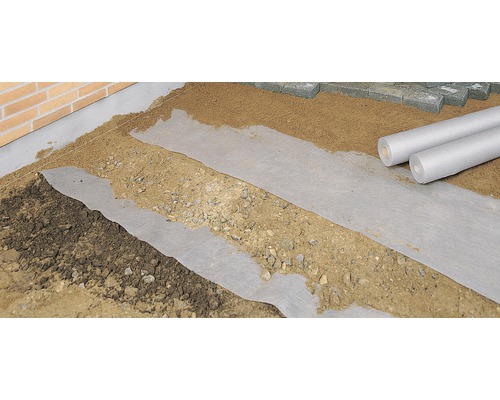 Schichtenaufbau mit Unkrautvlies, Kies, Sand und Pflastersteinen für den Gartenwegbau