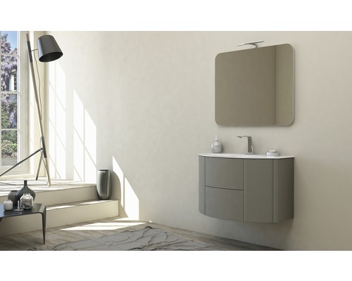 Modernes Badezimmer mit Waschbeckenunterschrank, Spiegel und Stehlampe